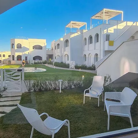 White Oasis - Piscina E Ombrellone In Seconda Fila Incluso Марчелли