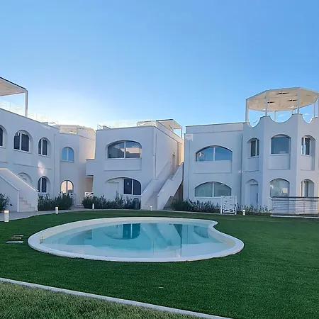 White Oasis - Piscina E Ombrellone In Seconda Fila Incluso Марчелли