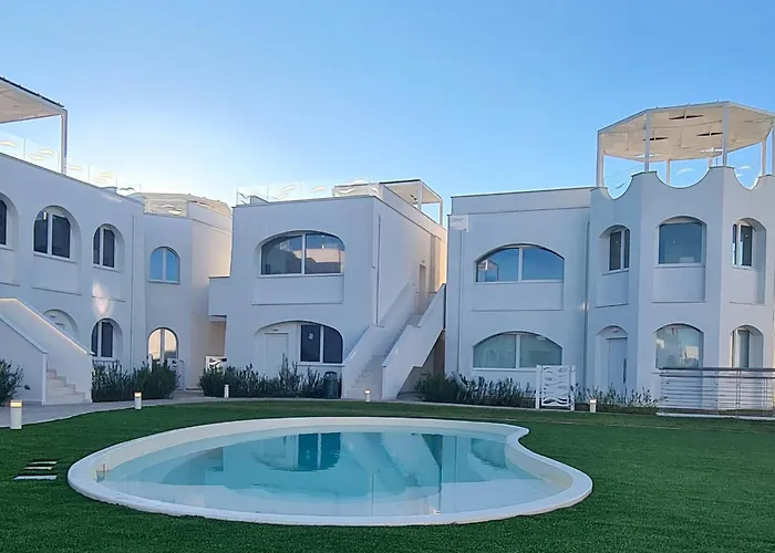 White Oasis - Piscina E Ombrellone In Seconda Fila Incluso Марчелли